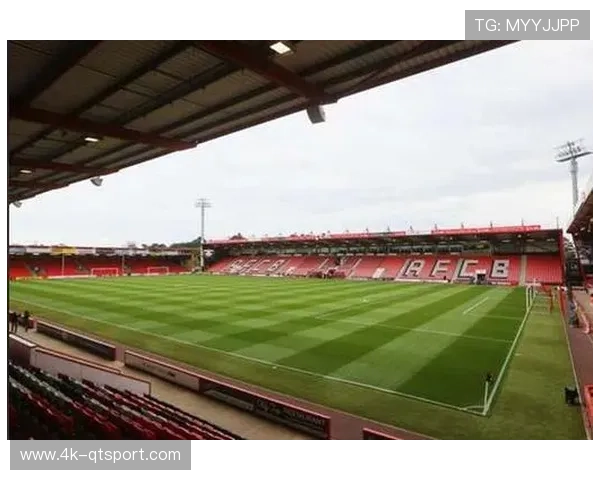 伯恩茅斯主场活力球场草皮维护，高温天气影响球员体能